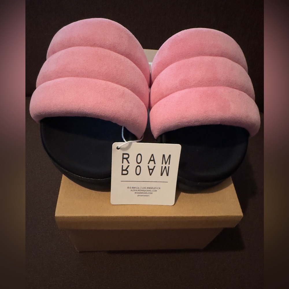 BRAND NEW WITH TAGS ROAM Bubblegum Pink and Black Slides. Size 10
